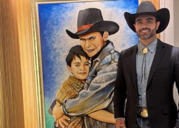 Após retomar carreira de cantor, filho de Leandro faz homenagem ao pai e emociona fãs: 'Sempre juntos'