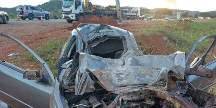 Acidente mata motorista e dois homens que trabalhavam na BR-153
